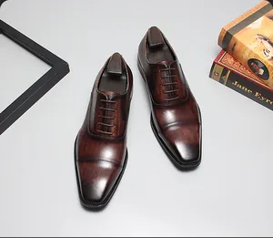 Vista detallada de zapatos oxford marrones para hombre con punta de capa y textura