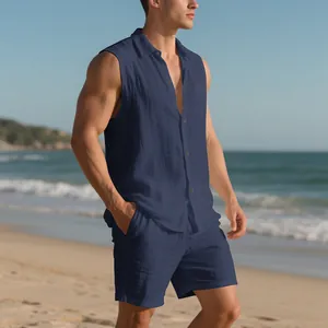 Dettaglio del set uomo camicia senza maniche e pantaloncini in lino blu navy al mare