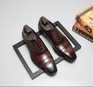 Vista aérea de zapatos Oxford de cuero marrón con textura de madera y hormas para zapatos