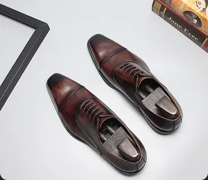 Vista superior de zapatos Oxford clásicos marrones para hombre en cuero pulido