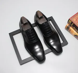 Vista superior de zapatos Oxford negros clásicos con acabado brillante