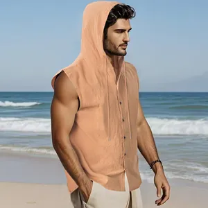 Seitenansicht eines pfirsichfarbenen, ärmellosen Leinenhemds mit Kapuze für Herren am Strand