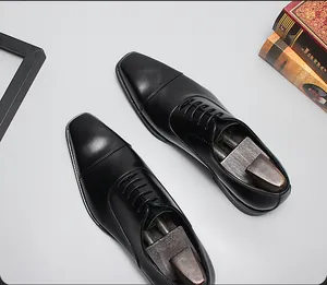 Detalle de zapatos Oxford negros clásicos con puntera y hormas de madera para calzado
