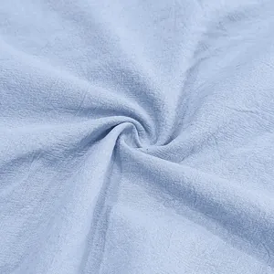 Makroansicht der atmungsaktiven hellblauen Leinenstofftextur für Herren-Freizeitsets