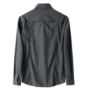 Vista trasera de camisa casual de manga larga para hombre de corte entallado gris