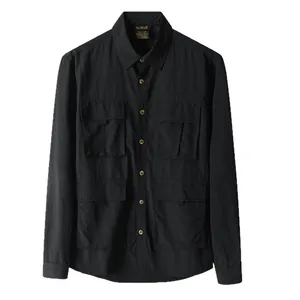 Camisa cargo informal negra de manga larga para hombre con cuatro bolsillos frontales
