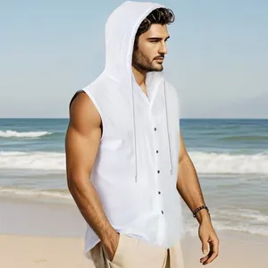 Camicia casual da uomo in lino bianco senza maniche con cappuccio sulla spiaggia