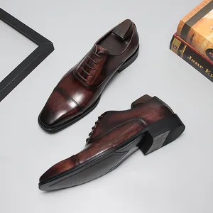 Zapatos Oxford clásicos para hombre en cuero marrón bruñido con puntera de estilo elegante