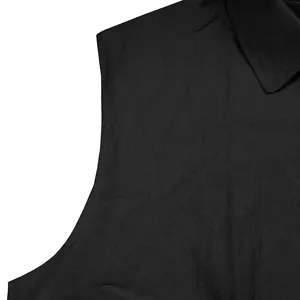 Detailaufnahme eines schwarzen leinenlosen Hemdes mit Fokus auf Stoffstruktur und Revers