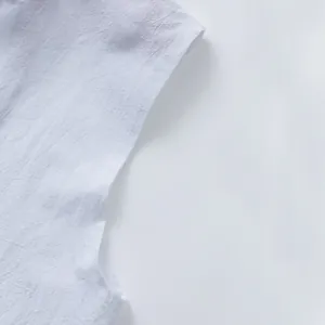 Primo piano del tessuto in lino bianco traspirante di una camicia da uomo senza maniche
