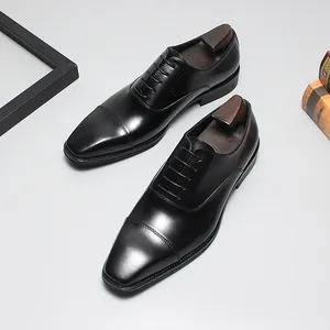 Zapatos Oxford clásicos de cuero negro para hombre con un diseño formal de punta cuadrada.