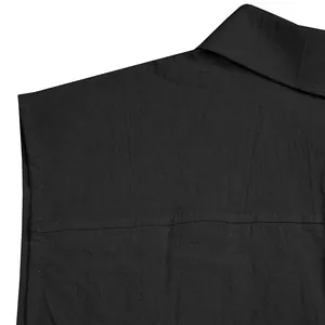 Detailansicht eines schwarzen ärmellosen Leinenhemdes mit Reverskragen und Textur