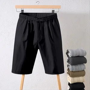 Short de loisirs en coton respirant pour hommes, coupe décontractée présentée sur cintre