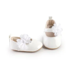 Detailweergave van witte lakleren babyprinsessenschoenen met een delicate kanten strik