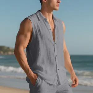 Detailansicht eines grauen ärmellosen Leinenhemds für Herren für den Strandurlaub.