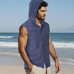 Dettaglio di una camicia in lino blu senza maniche da uomo con cappuccio in una spiaggia assolata