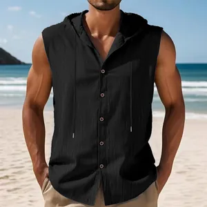 Dettaglio di una camicia di lino senza maniche con cappuccio da uomo sulla spiaggia