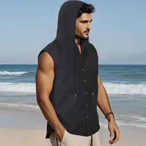 Dettaglio di una camicia nera senza maniche in lino con cappuccio per uomo sulla spiaggia