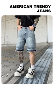 Dettaglio di pantaloncini di jeans larghi da uomo con motivi di strass brillanti