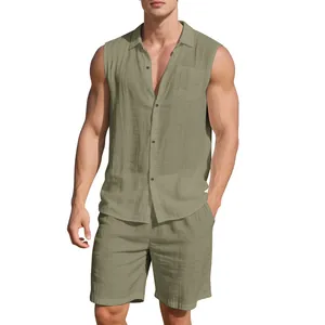 Completo estivo da uomo con camicia in lino senza maniche e pantaloncini coordinati verde salvia.