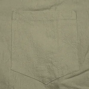Detailansicht einer aufgesetzten Tasche an einem olivgrünen Leinenhemd für Herren