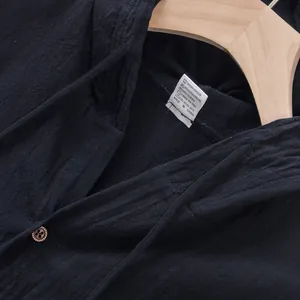 Primo piano dell'etichetta di lavaggio e della trama del tessuto della camicia in lino uomo