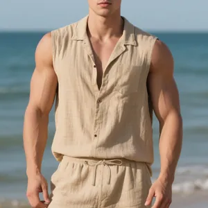 Nahaufnahme eines ärmellosen Herren-Leinenhemdes in Khaki mit Reverskragen