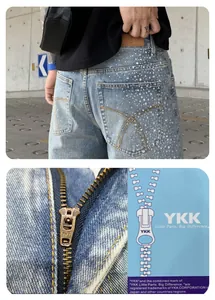 Dettaglio dei pantaloncini in denim da uomo con strass e cerniera YKK originale