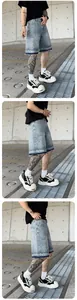 Vista dettagliata dei pantaloncini di jeans larghi da uomo con decorazioni in strass a stella