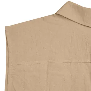 Detailaufnahme eines ärmellosen Herren-Leinenhemds in Khaki mit Fokus auf Stoffstruktur.