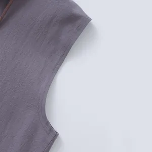 Vista dettagliata di una maglia senza maniche in lino con trama e cuciture fini