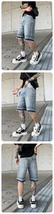 Viste dettagliate del fronte e del retro dei pantaloncini di jeans larghi strass