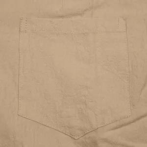 Detailansicht einer Tasche an einem beigen Leinenhemd mit hochwertiger Stoffstruktur