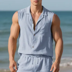 Detailansicht eines hellblauen ärmellosen Leinenhemdes für Herren am Strand