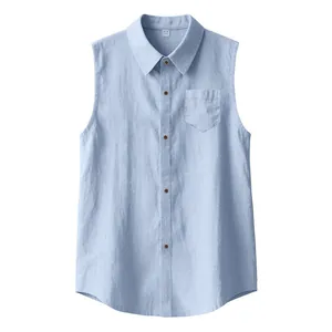 Detailansicht eines hellblauen ärmellosen Leinenhemdes mit Button-Down-Kragen und Tasche
