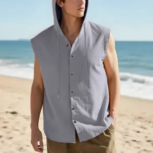Dettaglio camicia casual da uomo smanicata con cappuccio in lino stile spiaggia