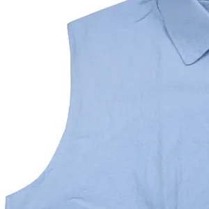 Detailansicht eines hellblauen ärmellosen Leinenhemdes für Herren mit Kragen und Struktur.