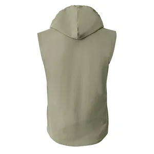Vista posteriore dettagliata di un gilet senza maniche in lino con cappuccio verde oliva