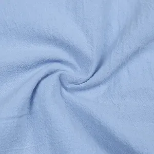 Detaillierte Nahaufnahme von hellblauem, atmungsaktivem Leinenstoff mit feiner Textur