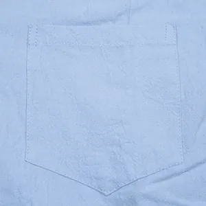 Nahaufnahme der Tasche einer hellblauen, atmungsaktiven Leinenweste für Herren