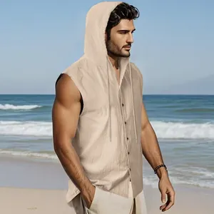 Gilet con cappuccio in lino da uomo senza maniche beige indossato da un modello in spiaggia