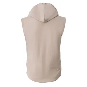 Vista posteriore dettagliata di una camicia senza maniche con cappuccio in lino