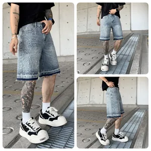 Pantaloncini di denim larghi da uomo con motivi di strass scintillanti e orlo grezzo sfilacciato
