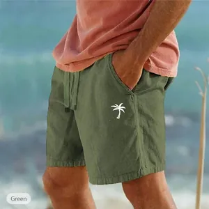 Dettaglio dei pantaloncini in cotone e lino verde oliva con stampa palme.