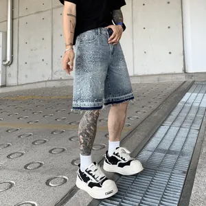 Pantaloncini di jeans blu da uomo con decorazioni in strass e orli a taglio vivo alla moda