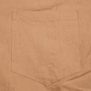 Detaillierte Ansicht der Tasche und Leinenstruktur an diesem lässigen Herrenhemd