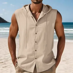 Dettaglio ravvicinato di una camicia senza maniche con cappuccio in lino beige uomo