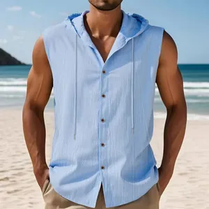 Dettaglio della camicia in lino azzurro con cappuccio senza maniche e bottoni da uomo