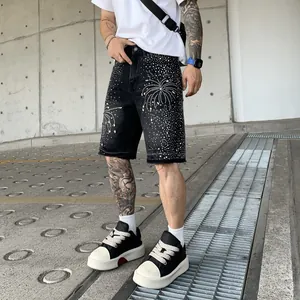 Pantaloncini di jeans neri da uomo con motivo a strass a fuoco d'artificio e orlo a vivo