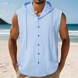 Dettaglio camicia di lino senza maniche con cappuccio azzurro uomo stile estivo casual